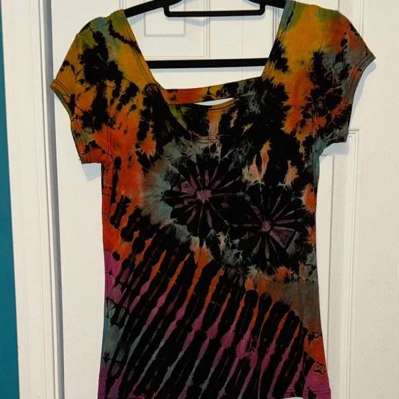 Vibrant Tie-Dye Short Sleeve Women's Top - Picture 4 of 6
